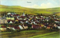 dobová pohlednice města s kostelem