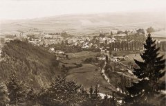 historické foto města s kostelem