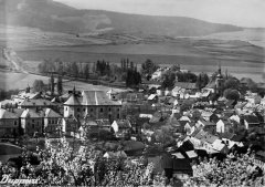 historické foto města s kostelem (vlevo od středu)