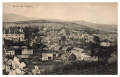 historické foto města s kostelem (vlevo)