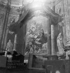 historické foto interiéru kostela - obraz na bočním oltáři