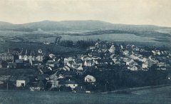 historické foto města s kostelem (vlevo)