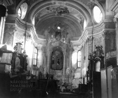 historické foto interiéru kostela - zadní část