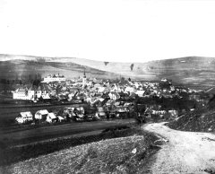 pohled na město s kostelem (vlevo)