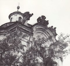 průčelí kaple