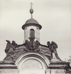 detail průčelí kaple