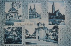 historická pohlednice s kostelem (vlevo nahoře)