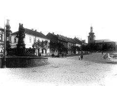 náměstí s kostelem