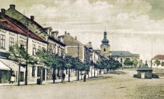 náměstí s kostelem