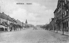 dobová pohlednice vsi s kostelem