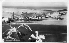 dobová pohlednice vsi s kaplí