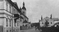 pohled ulicí ke kostelu