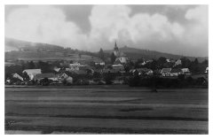 historické foto kaple (v pozadí na horizontu)