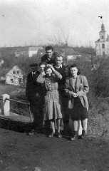 historické foto kostela - v pozadí
