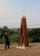 památník s původním křížem z kostela