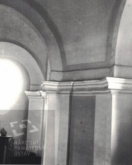 historické foto interiéru kostela - detail klenby