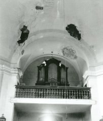 historické foto interiéru kostela - kůr a varhany
