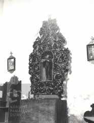 historické foto interiéru kostela - zbytek výzdoby