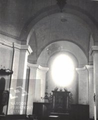 historické foto interiéru kostela - presbytář