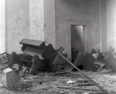 historické foto interiéru kostela - poničené lavice