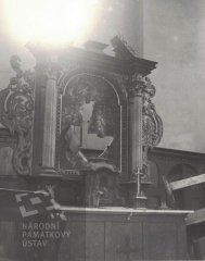 historické foto interiéru kostela - hlavní oltář