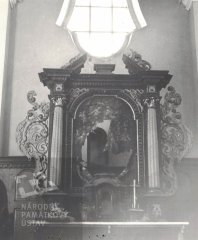 historické foto interiéru kostela - hlavní oltář