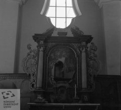 historické foto interiéru kostela - hlavní oltář