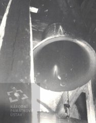 historické foto interiéru kostela - zvon z roku 1595