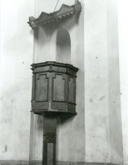historické foto interiéru kostela - kazatelna
