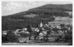 dobová pohlednice vsi s kostelem