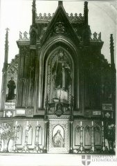 historické foto interiéru kostela - hlavní oltář