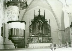 historické foto interiéru kostela - hlavní oltář a kazatelna
