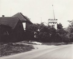 pohled ulicí ke kostelu