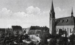 náměstí s kostelem