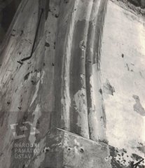 detail poničeného interiéru