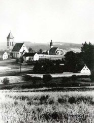 historická fotografie vsi s kostelem