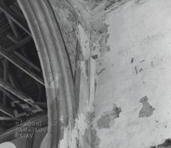 detail poničeného interiéru