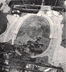 poničený strop presbytáře