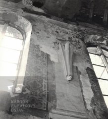 detail poničeného interiéru