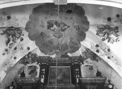 historické foto interiéru kaple - fresky nad oltářem