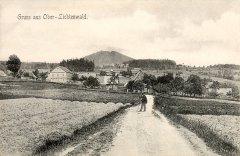 historické foto vsi s kaplí (uprostřed)