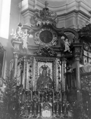 historické foto interiéru kostela - boční oltář Panny Marie