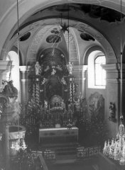 historické foto interiéru kostela - hlavní oltář