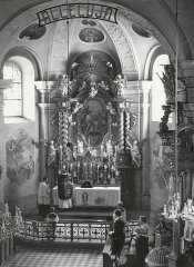 historické foto interiéru kostela - hlavní oltář