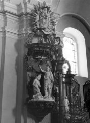 historické foto interiéru kostela - křtitelnice