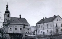 historické foto kostela a farní budovy