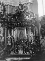 historické foto interiéru kostela - boční oltář sv. Barbory