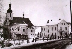 historické foto kostela a farní budovy