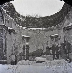 presbytář vyhořelého kostela