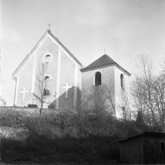 vyhořelý kostel a zvonice